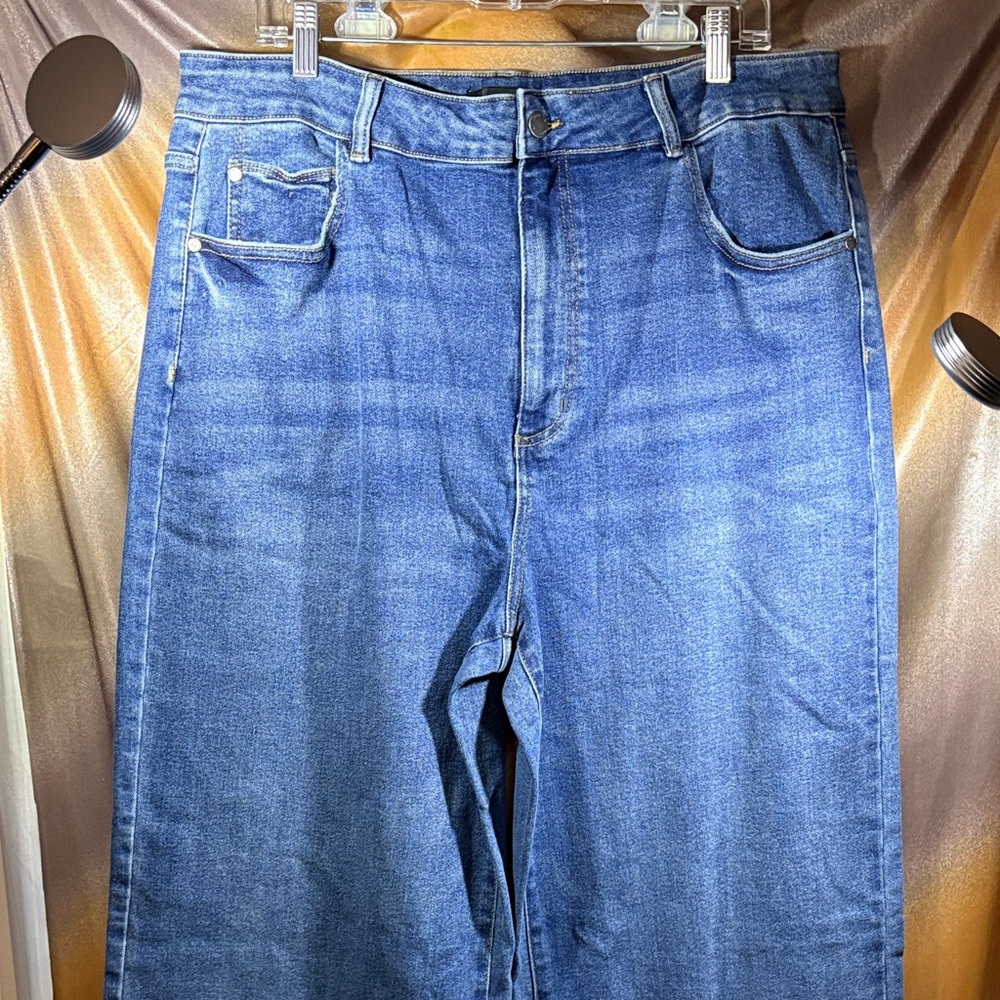Well Worn Women's Wide-Leg Jeans in Blue. D2 - Picture 1 of 6